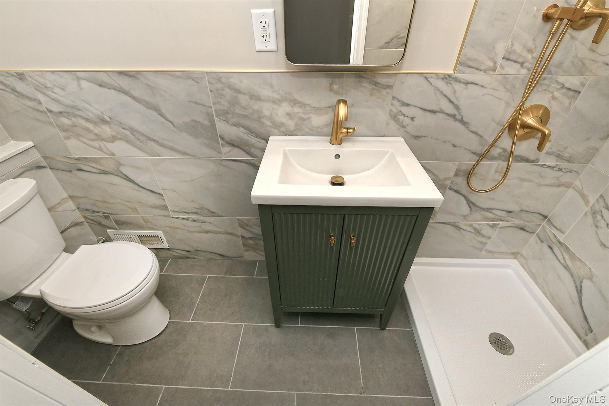 7 Rensselaer Drive Commack, NY 11725 - Photo 28 of 37 Full Balthroom
