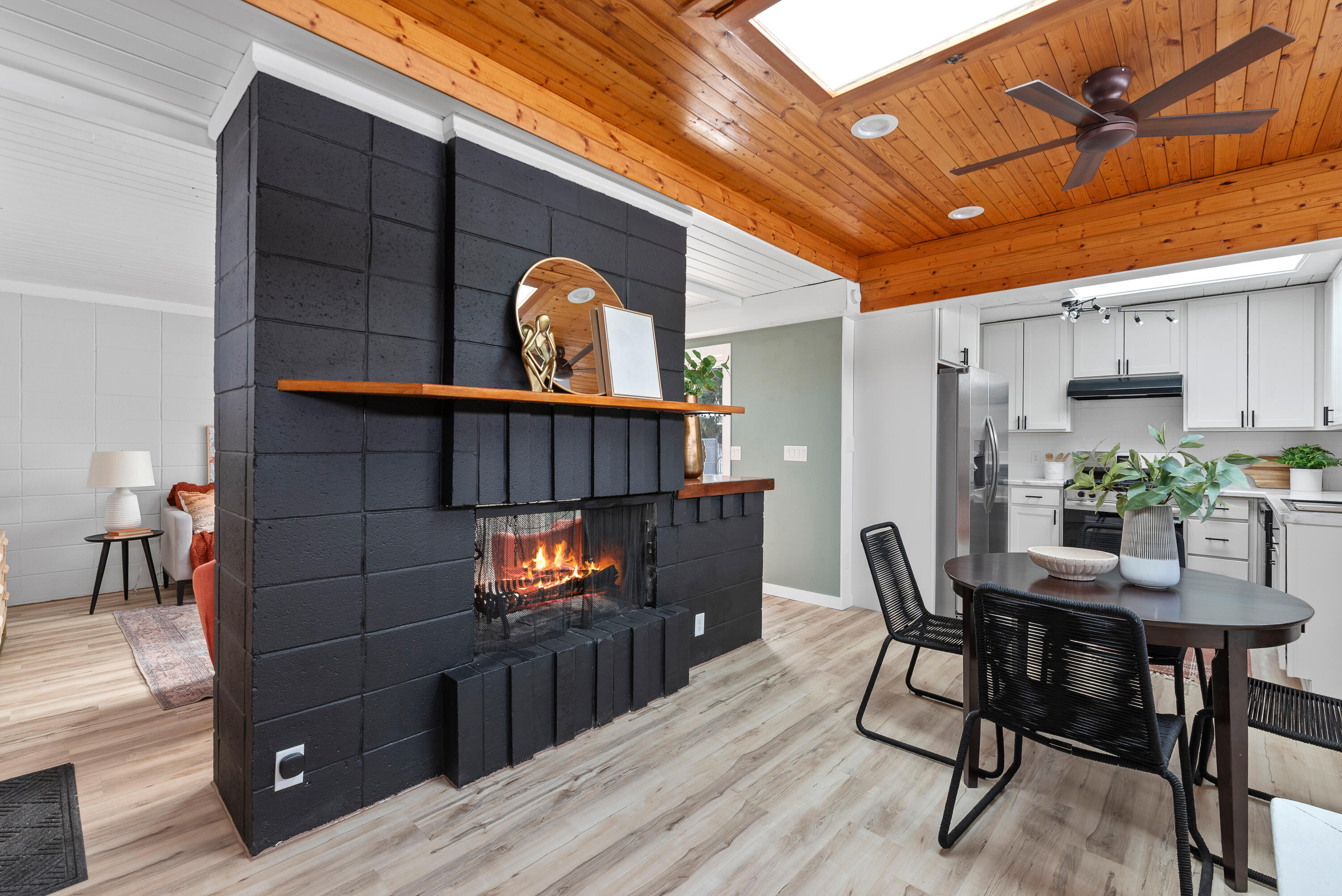 4015 West Kiley Avenue Milwaukee, WI 53209 - Photo 3 of 23 Dinette