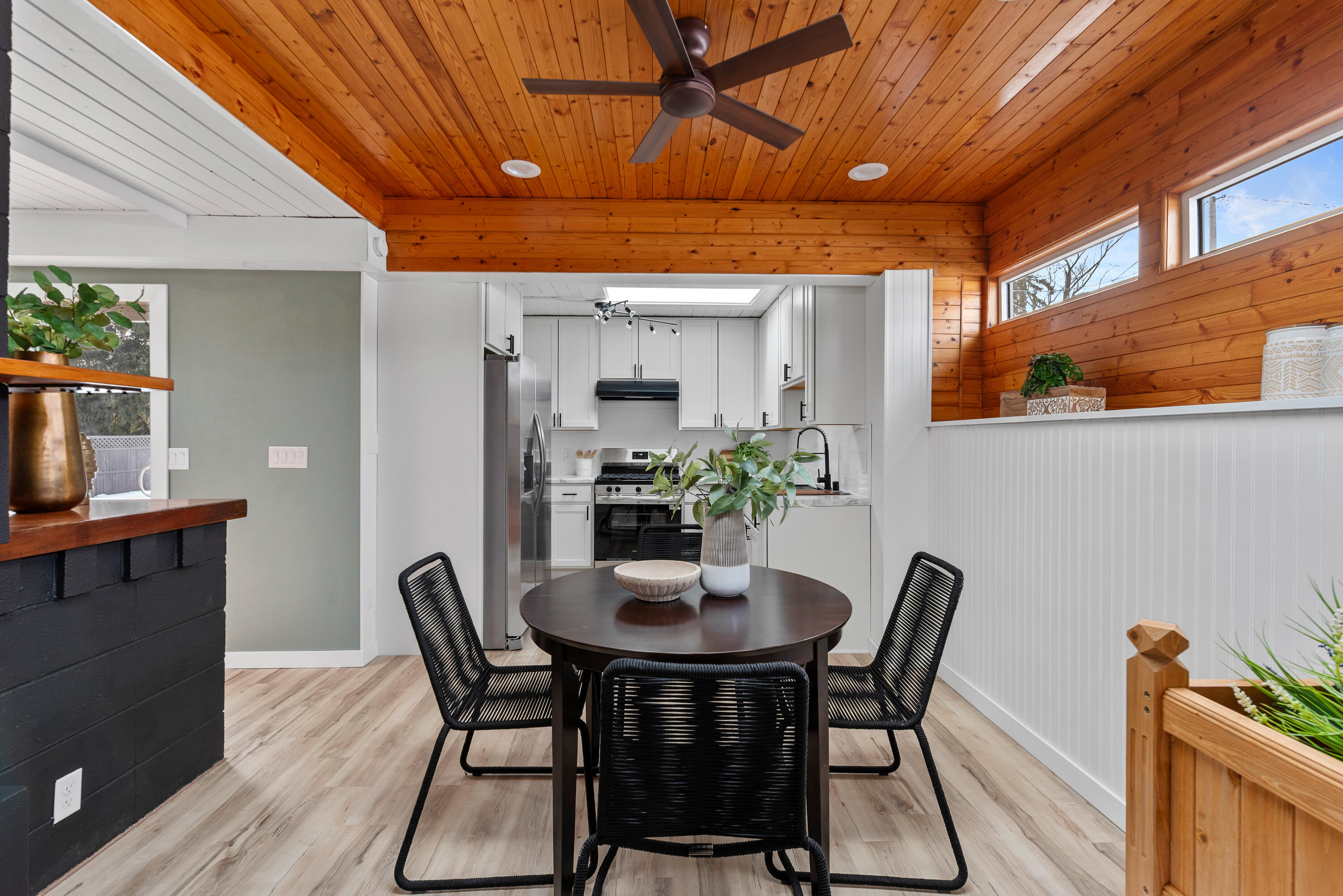 4015 West Kiley Avenue Milwaukee, WI 53209 - Photo 7 of 23 Dinette