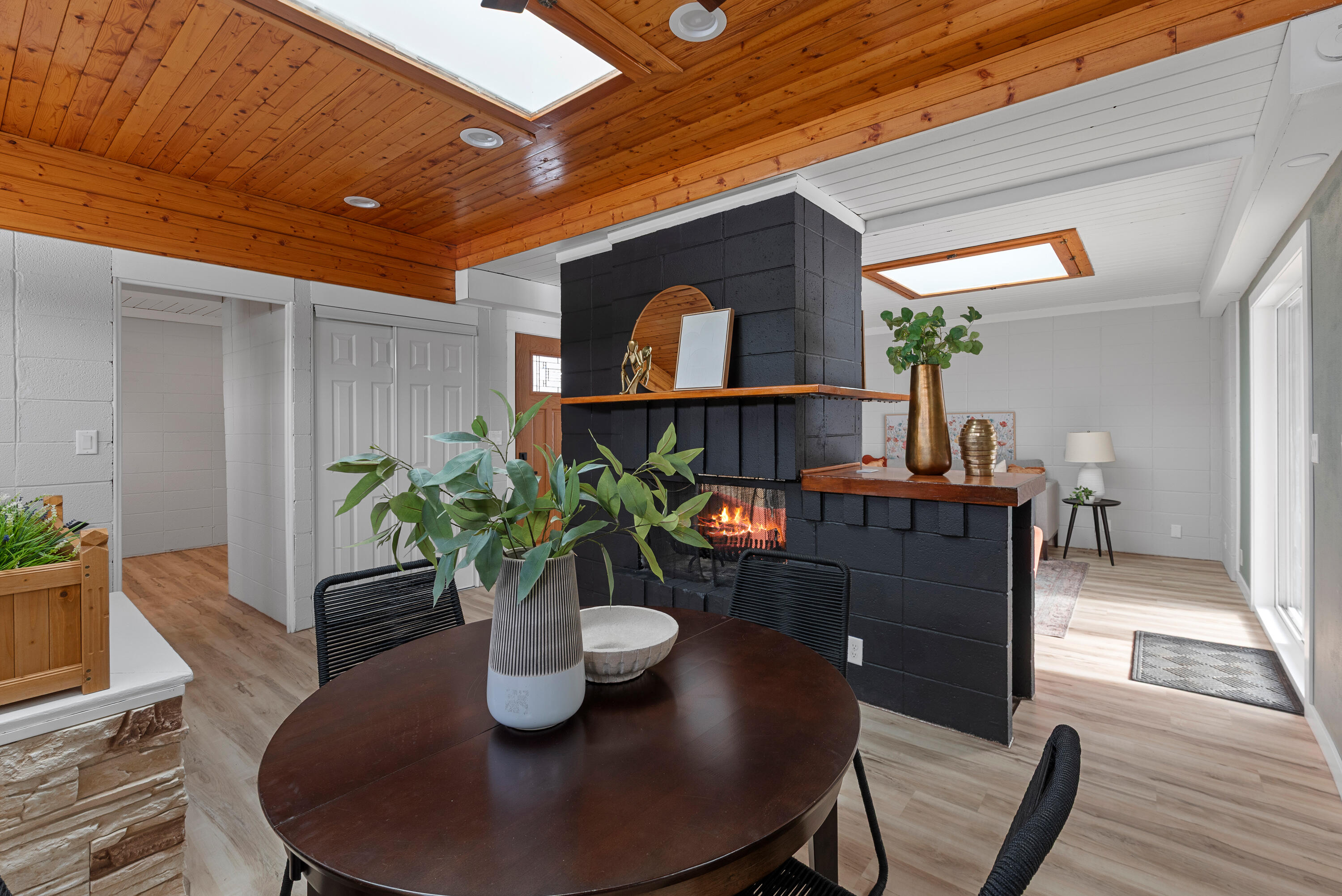 4015 West Kiley Avenue Milwaukee, WI 53209 - Photo 8 of 23 Dinette