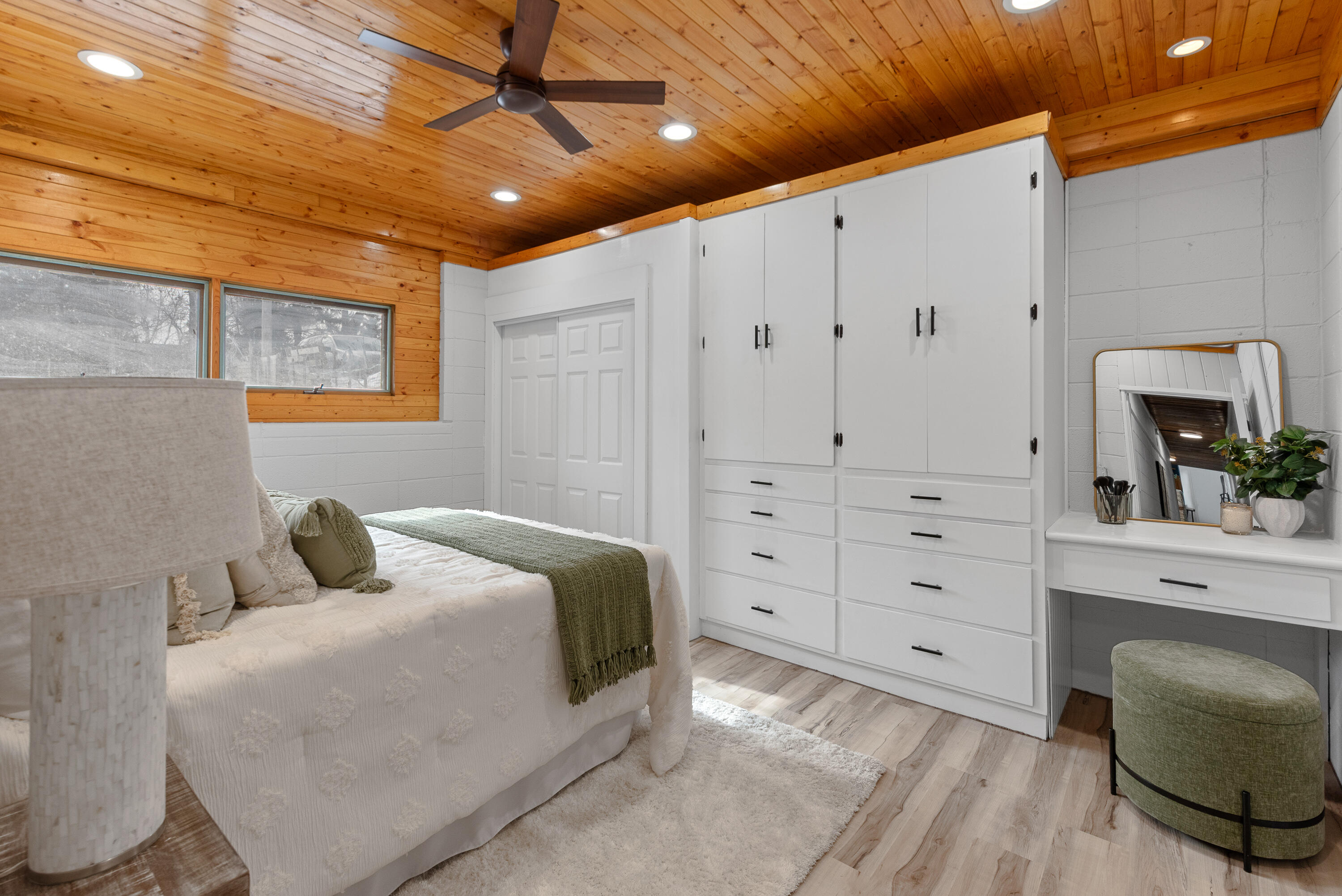 4015 West Kiley Avenue Milwaukee, WI 53209 - Photo 9 of 23 Primary Bedroom