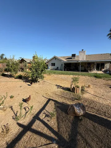 a view of a yard with an house