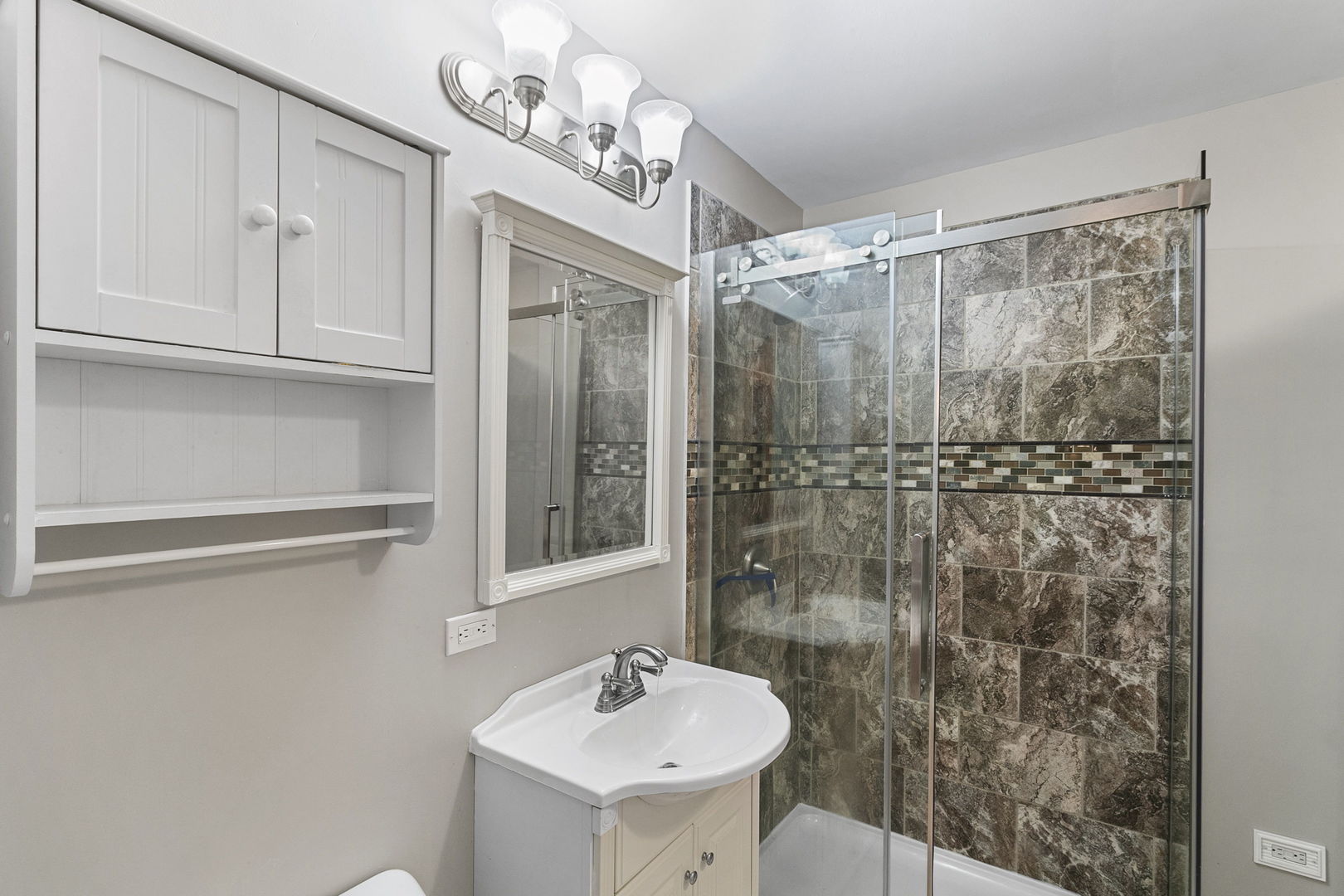 6837 Roberts Road Bridgeview, IL 60455 - Photo 16 of 22 a bathroom with a shower a sink and mirror