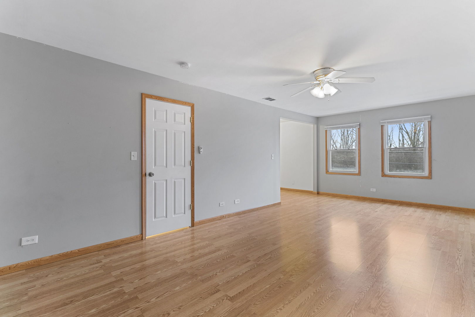 6837 Roberts Road Bridgeview, IL 60455 - Photo 20 of 22 a view of empty room with wooden floor and fan