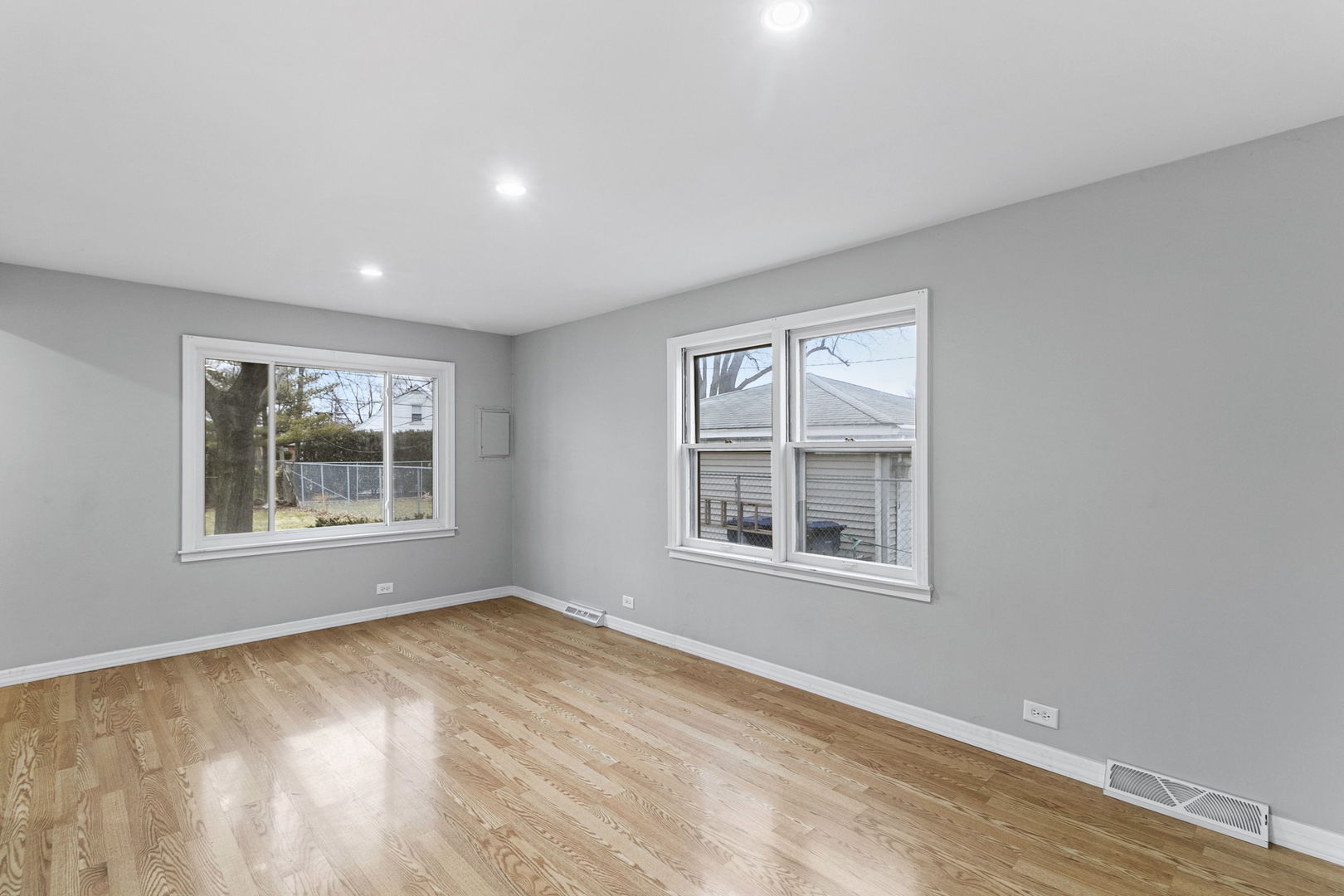 6837 Roberts Road Bridgeview, IL 60455 - Photo 8 of 22 an empty room with a window