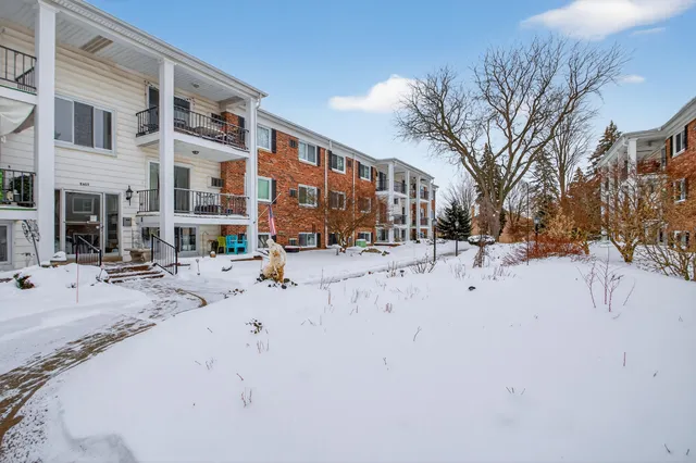 $84,900 | 806 West Michigan Avenue, Unit 202E, Jackson, MI 49202