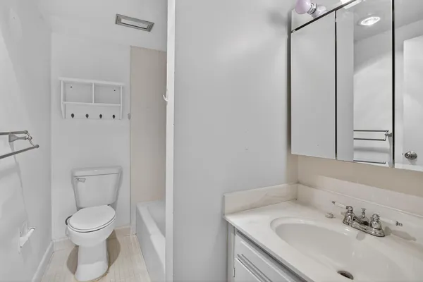 $84,900 | 806 West Michigan Avenue, Unit 202E, Jackson, MI 49202