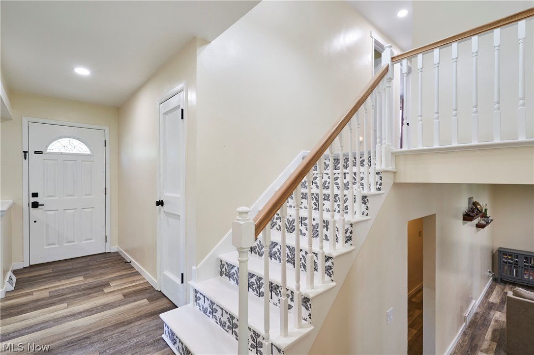 1535 Belle Meade Drive Akron, OH 44321 - Photo 9 of 33 Foyer and open staircase to the bedroom area