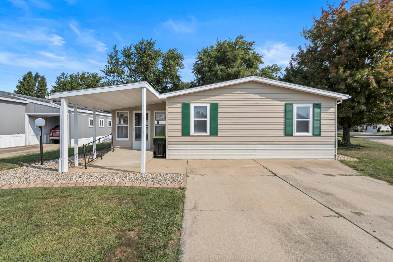 628 Williamson Street Mahomet, IL 61853 - Photo 4 of 36 front view of a house with a yard
