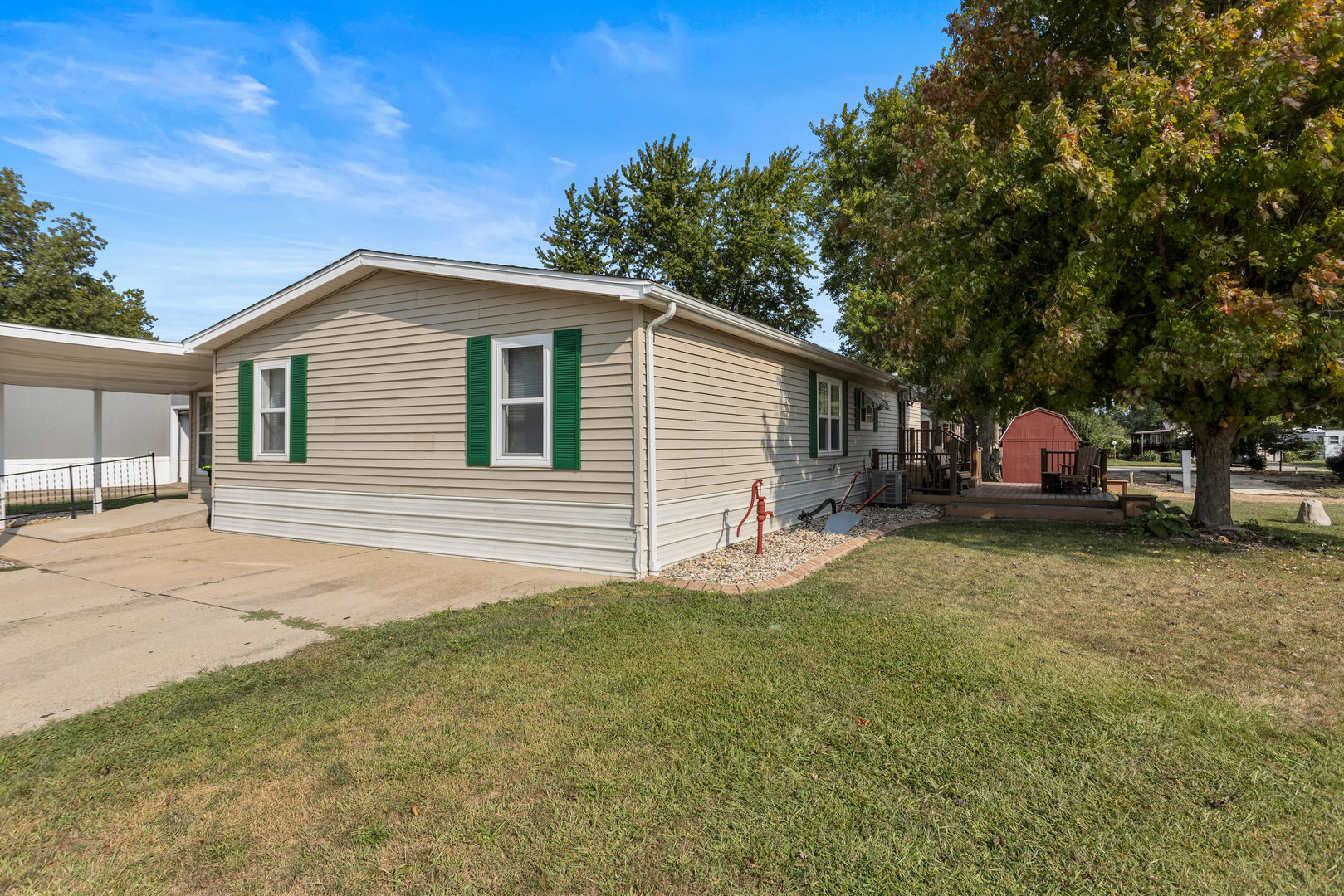 628 Williamson Street Mahomet, IL 61853 - Photo 6 of 36 a house view with a garden space