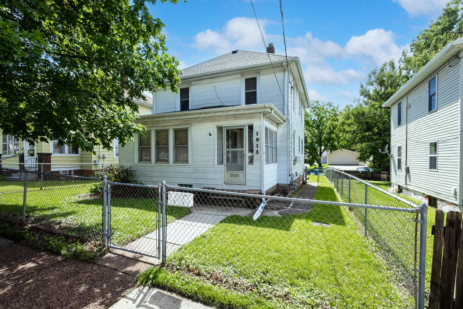 1913 10th Street Moline, IL 61265 - Photo 1 of 34