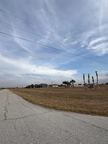 a view of an outdoor space and city view