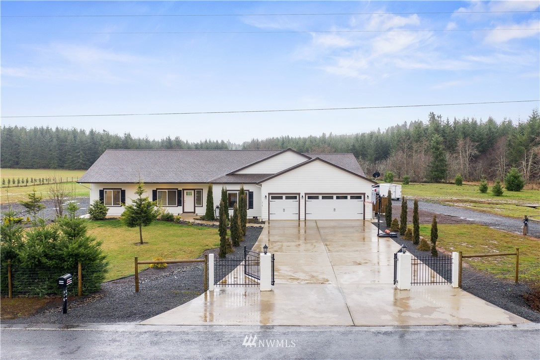 316 Pleasant Hill Road Chehalis, WA 98532 - Photo 1 of 30 an outdoor space with lots of white furniture