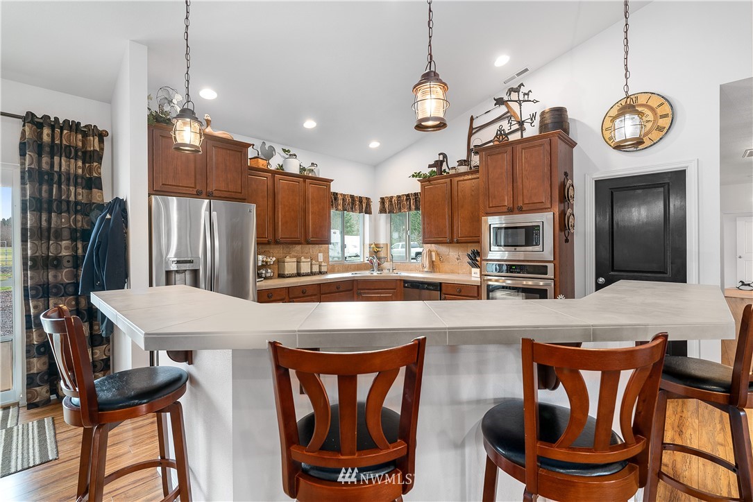 316 Pleasant Hill Road Chehalis, WA 98532 - Photo 11 of 30 a large kitchen with a table and chairs
