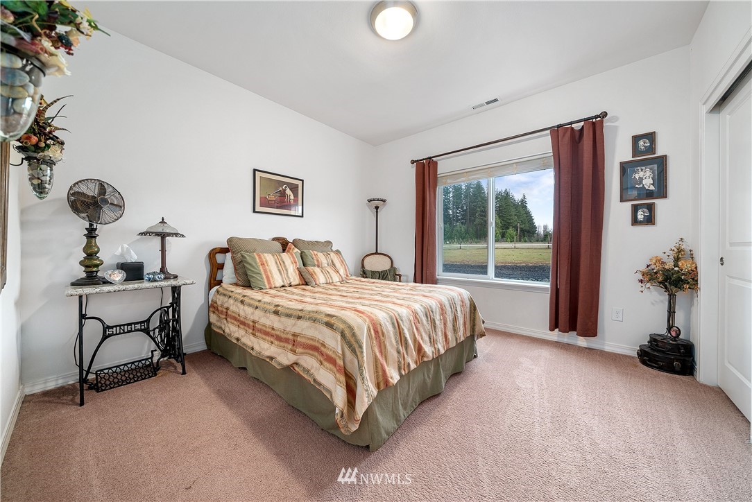 316 Pleasant Hill Road Chehalis, WA 98532 - Photo 21 of 30 a bedroom with a bed and a potted plant