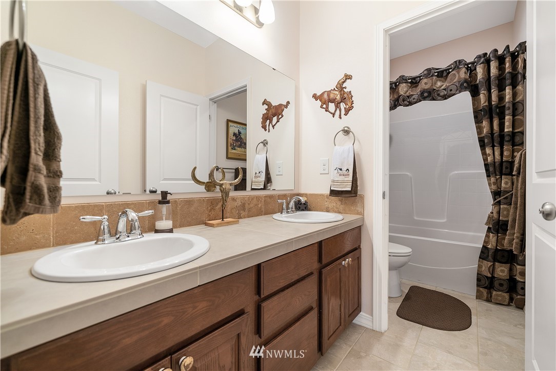 316 Pleasant Hill Road Chehalis, WA 98532 - Photo 22 of 30 a bathroom with a sink double vanity and a mirror