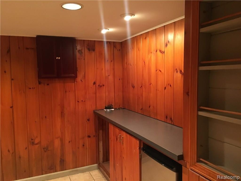 2048 Oxford Road Grosse Pointe Woods, MI 48236 - Photo 9 of 40