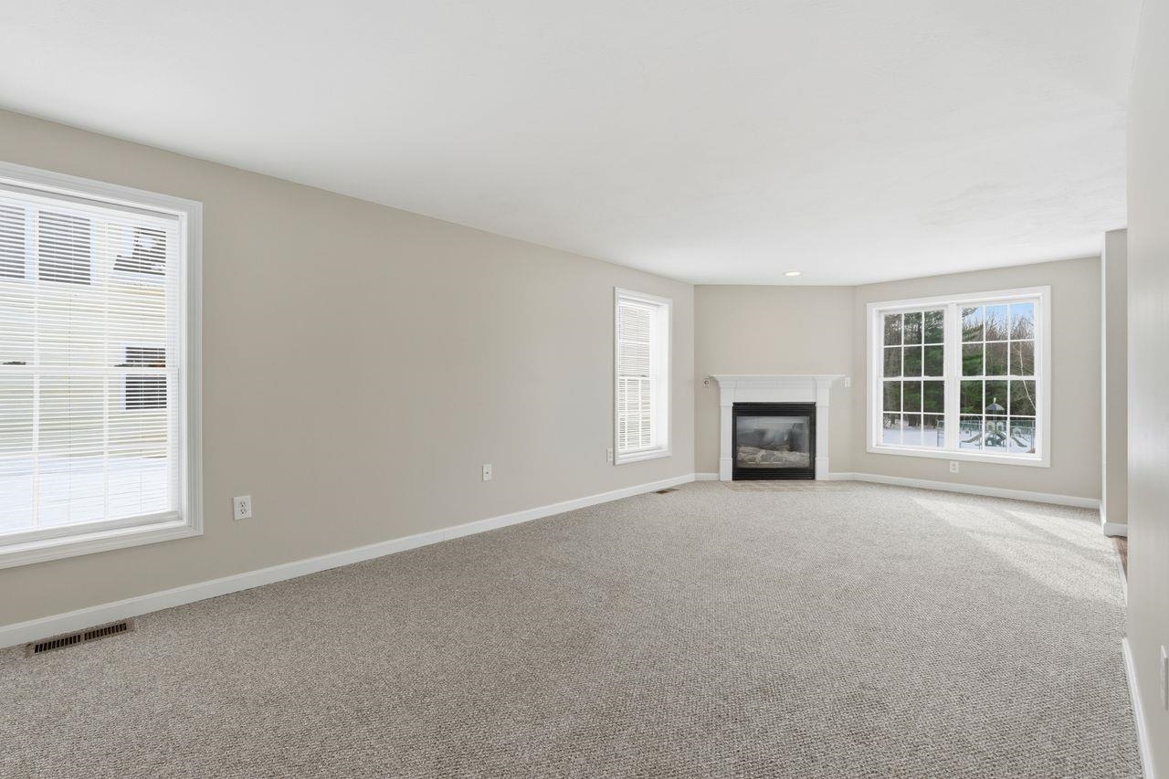 77 Barbara Lane Hudson, NH 03051 - Photo 4 of 33