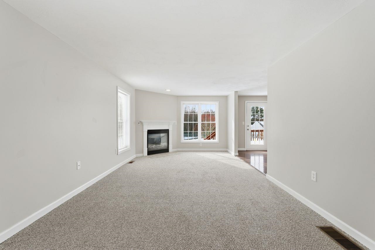 77 Barbara Lane Hudson, NH 03051 - Photo 5 of 33