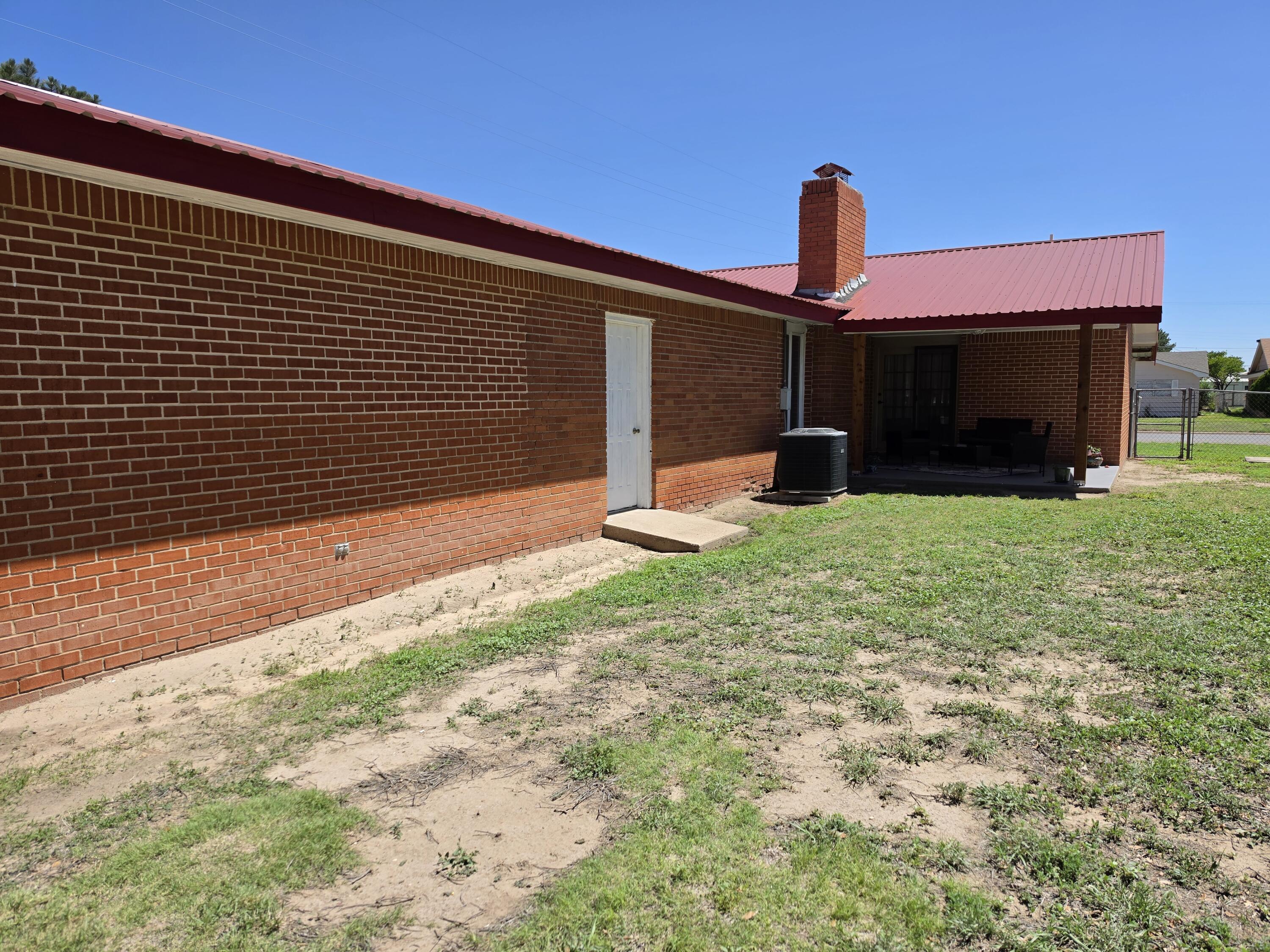 122 West 16th Street Muleshoe, TX 79347 - Photo 24 of 27 a front view of a house with yard
