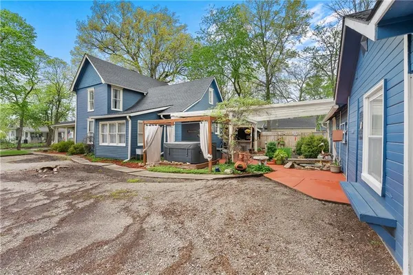 $299,000 | 1009 South Independence Street, Harrisonville, MO 64701