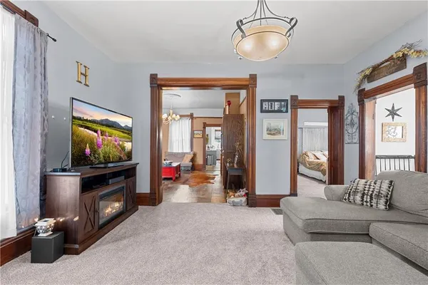 $299,000 | 1009 South Independence Street, Harrisonville, MO 64701