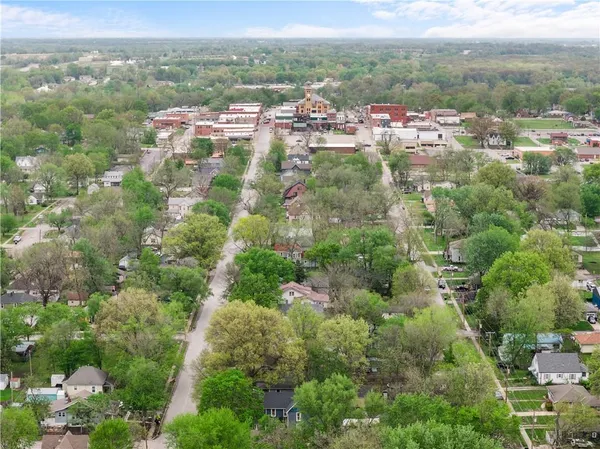 $299,000 | 1009 South Independence Street, Harrisonville, MO 64701