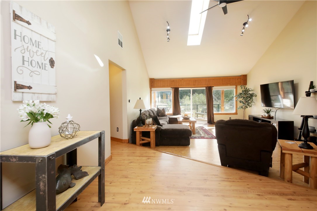 7656 Bailey Road Clinton, WA 98236 - Photo 4 of 40 Gallery Image 4