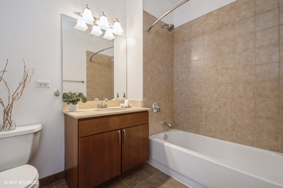 700 North Larrabee Street, Unit 115 Chicago, IL 60654 - Photo 9 of 11 a bathroom with a sink a toilet and a bathtub