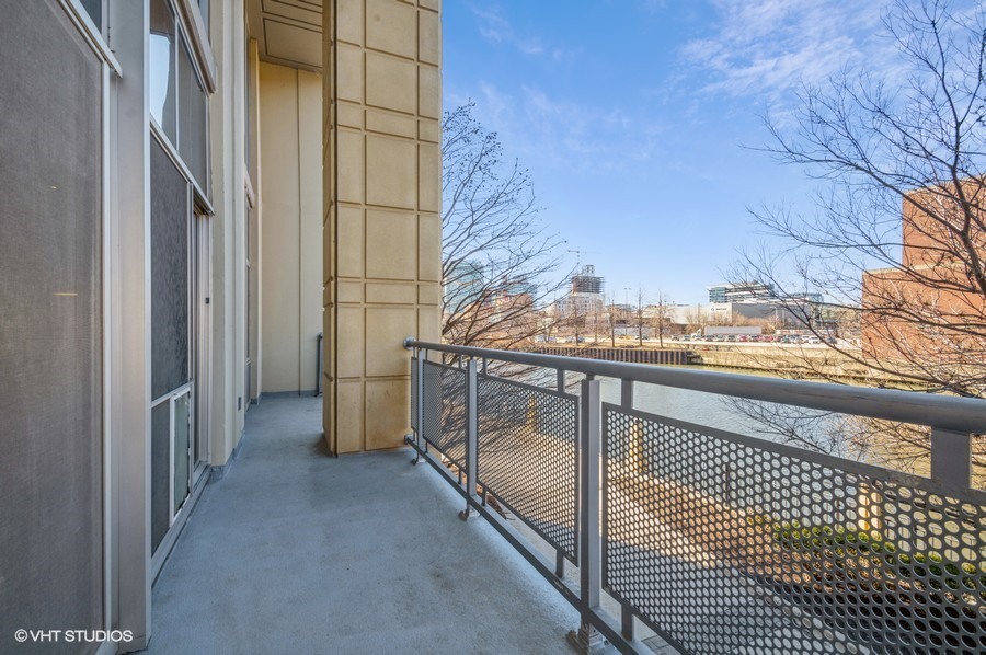 700 North Larrabee Street, Unit 115 Chicago, IL 60654 - Photo 10 of 11 a view of a balcony