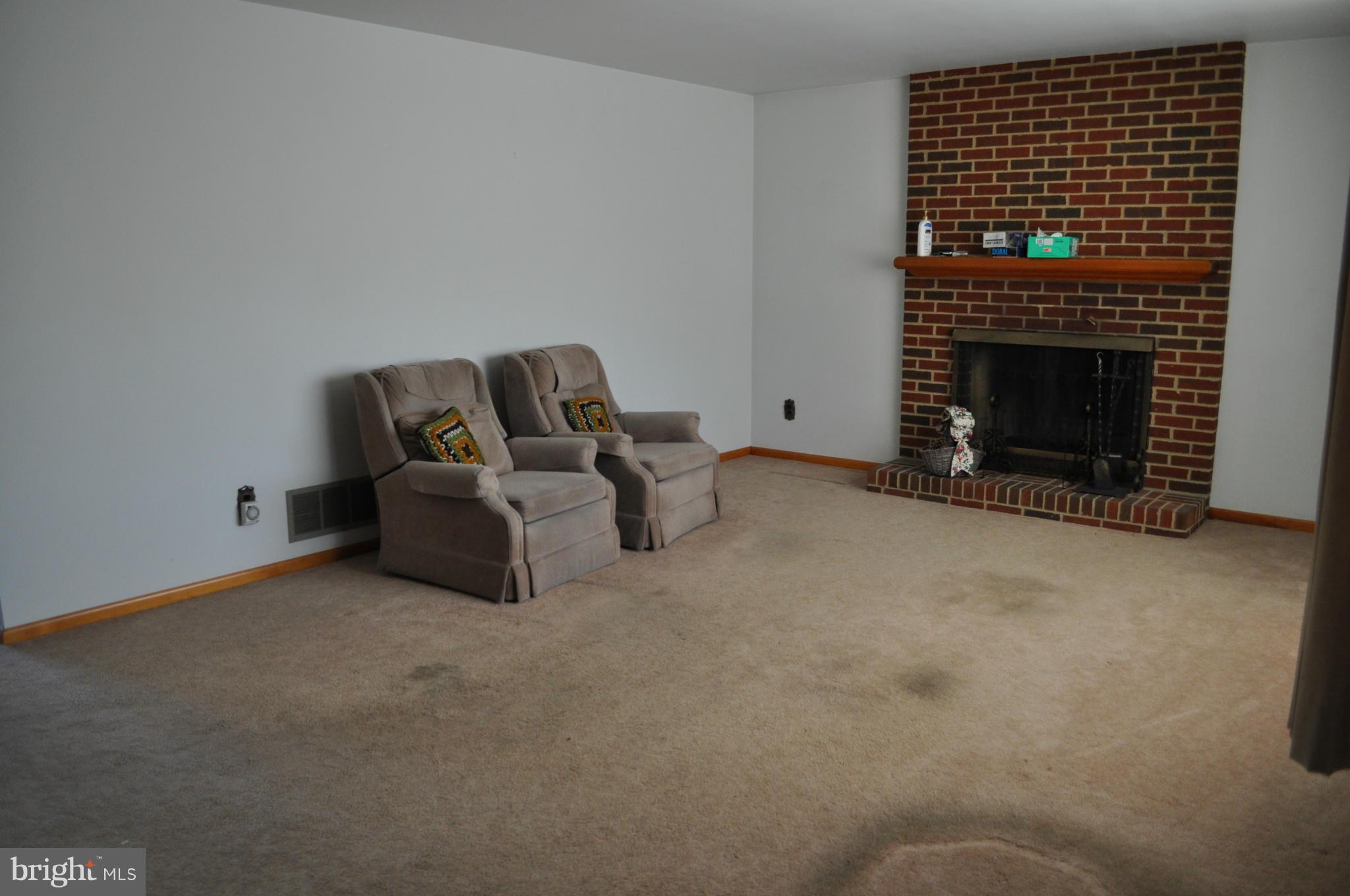 4324 East Joppa Road Baltimore, MD 21236 - Photo 2 of 13 Living Room