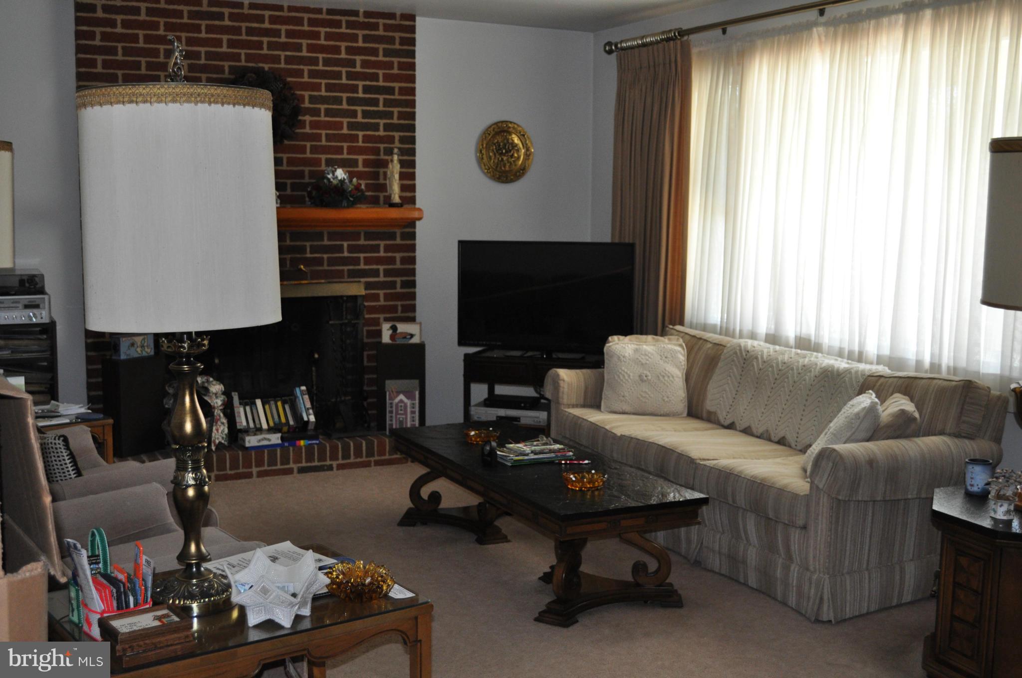 4324 East Joppa Road Baltimore, MD 21236 - Photo 3 of 13 Living Room