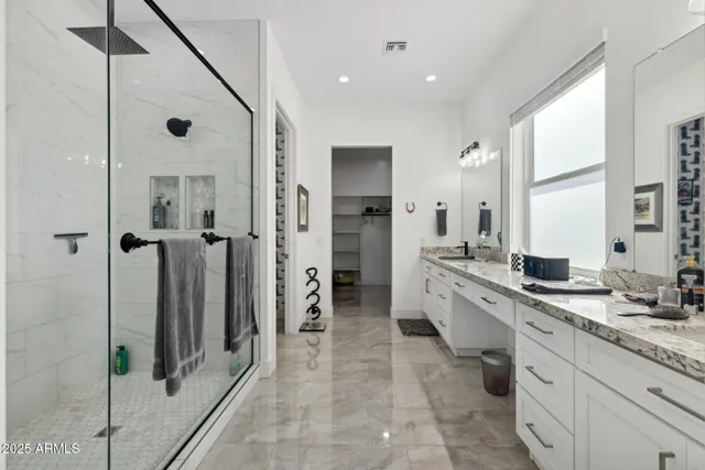 a view of a big room with closet