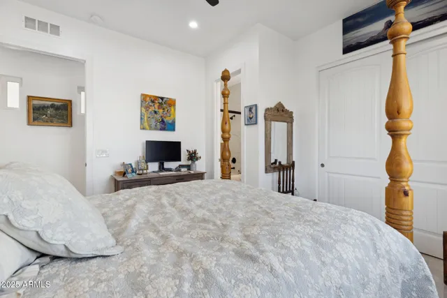 a view of a big room with closet