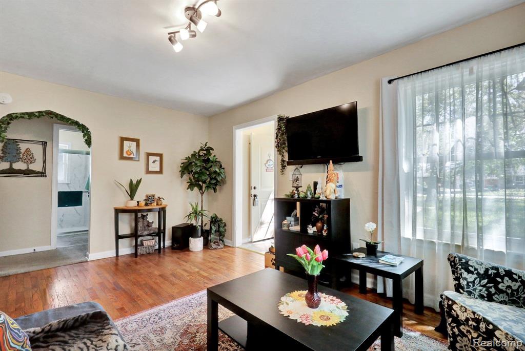 1001 North Waverly Road Lansing, MI 48917 - Photo 3 of 32 Gallery Image 3
