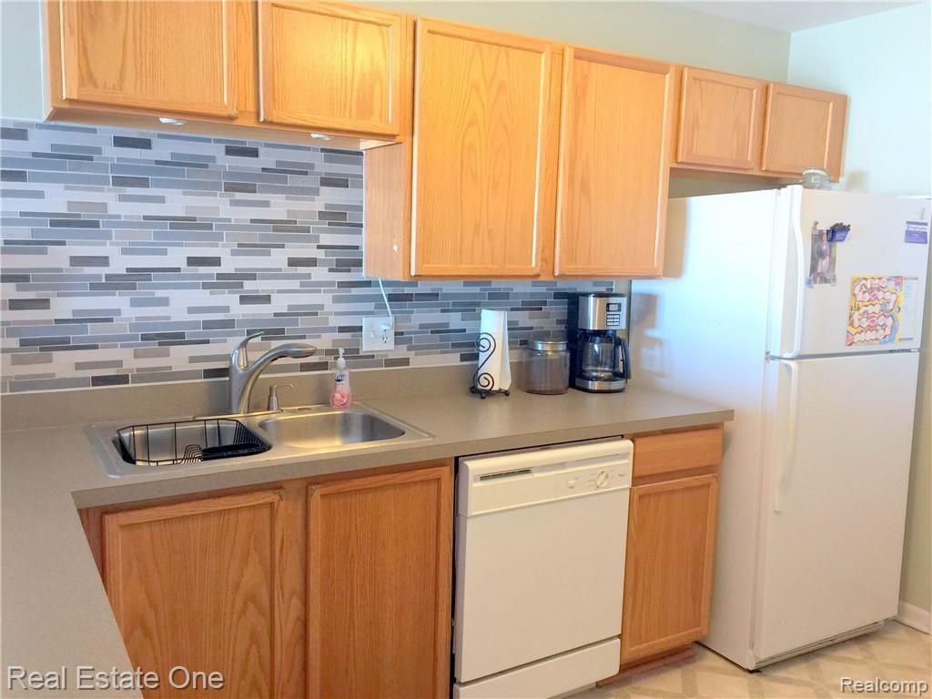 4061 Hampton Ridge Boulevard, Unit 24 Howell, MI 48843 - Photo 4 of 12 kitchen2.jpg