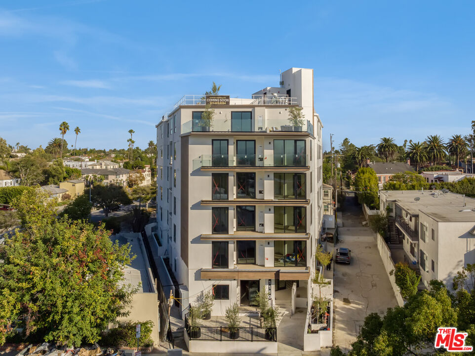 1110 South Spaulding Avenue, Unit 201 Los Angeles, CA 90019 - Photo 13 of 13 a view of a building