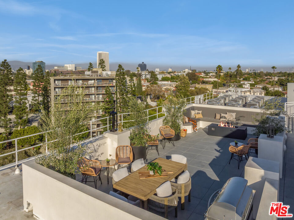 1110 South Spaulding Avenue, Unit 201 Los Angeles, CA 90019 - Photo 9 of 13 a view of a city