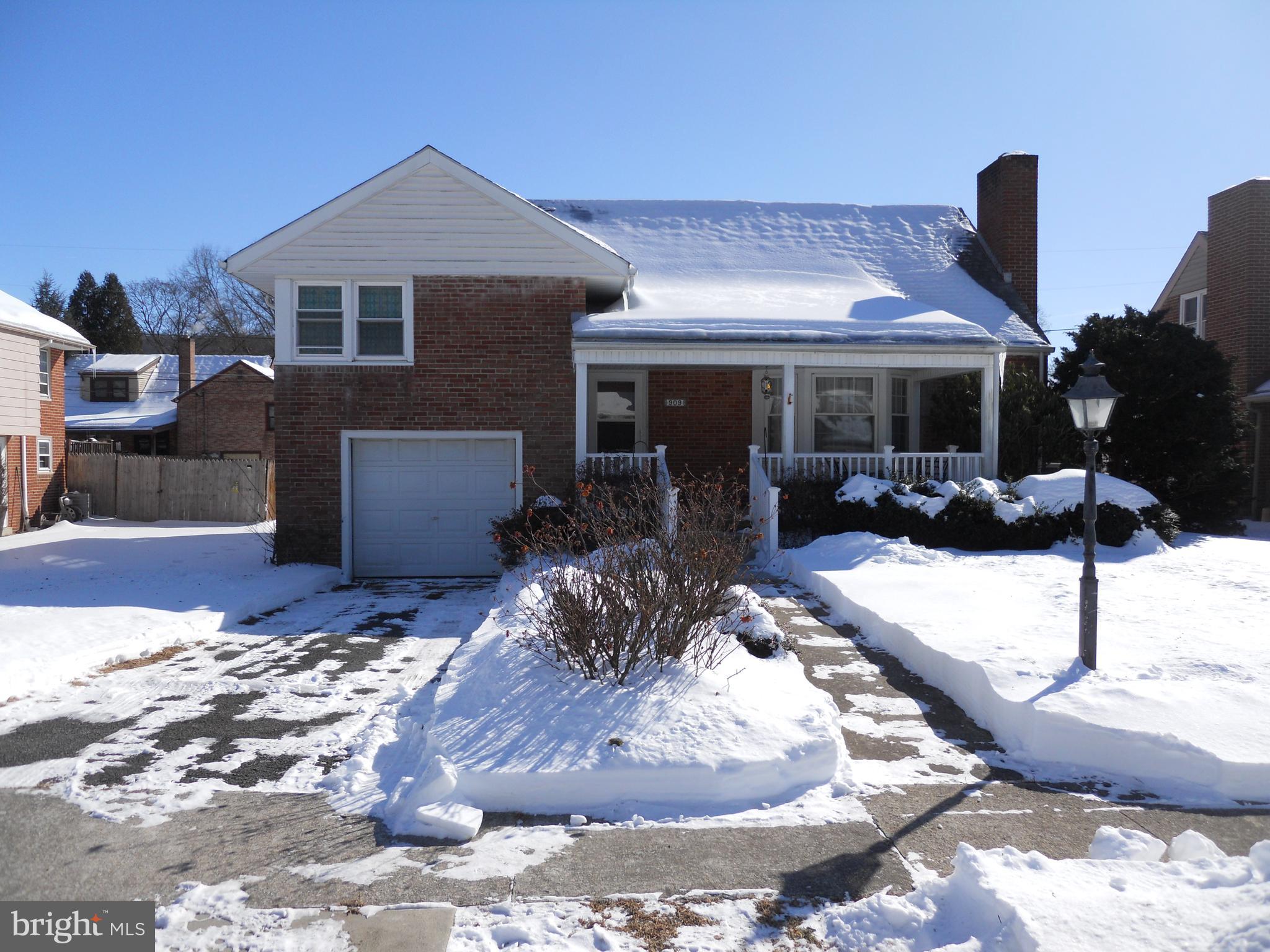 a view of a house with backyard