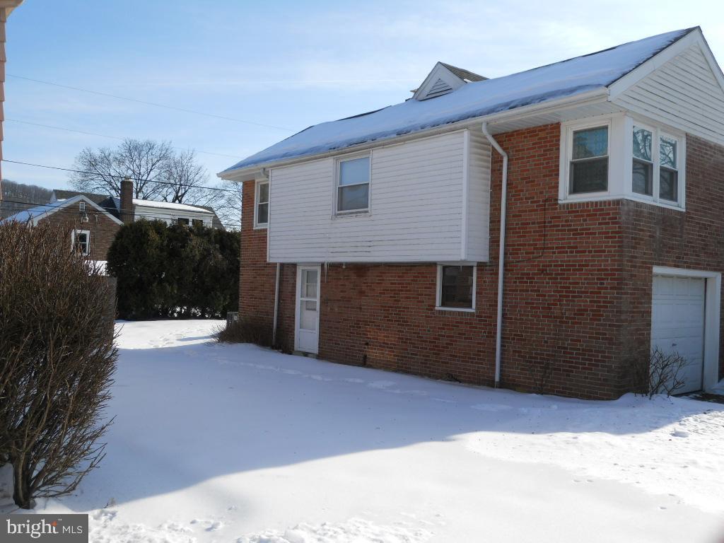 909 Brighton Avenue Reading, PA 19606 - Photo 5 of 35