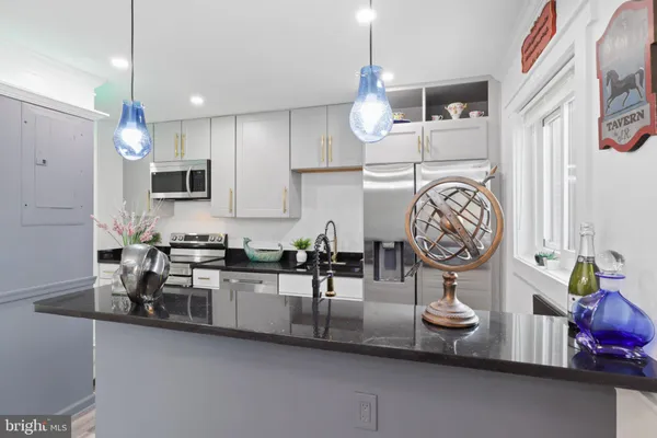 $2,300 | 3320 South 28th Street, Unit 403, Alexandria, VA 22302