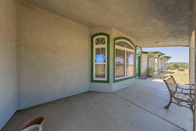 a view of an entryway with a livingroom