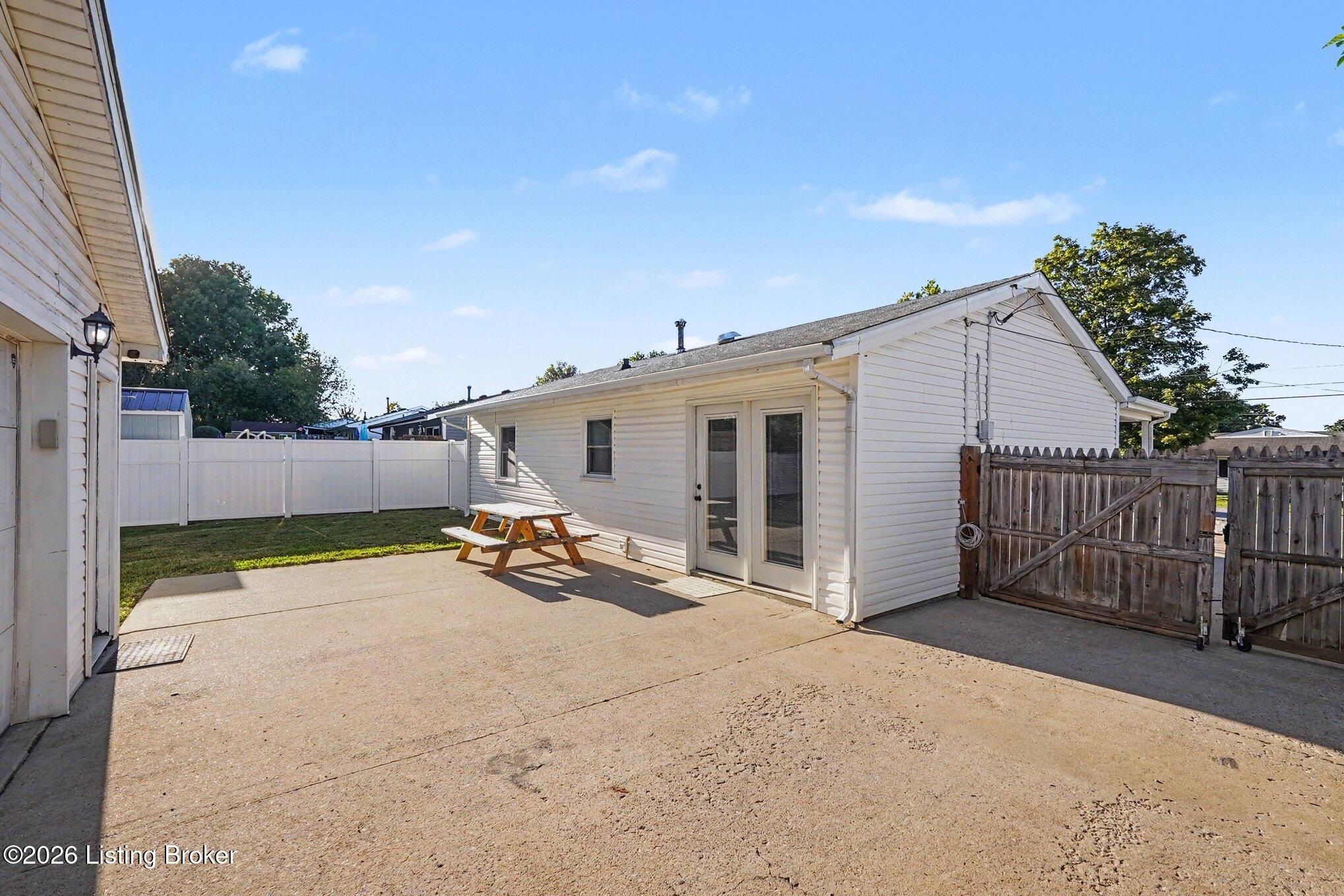 173 Crestwood Road Louisville, KY 40229 - Photo 22 of 31 Great space for entertaining