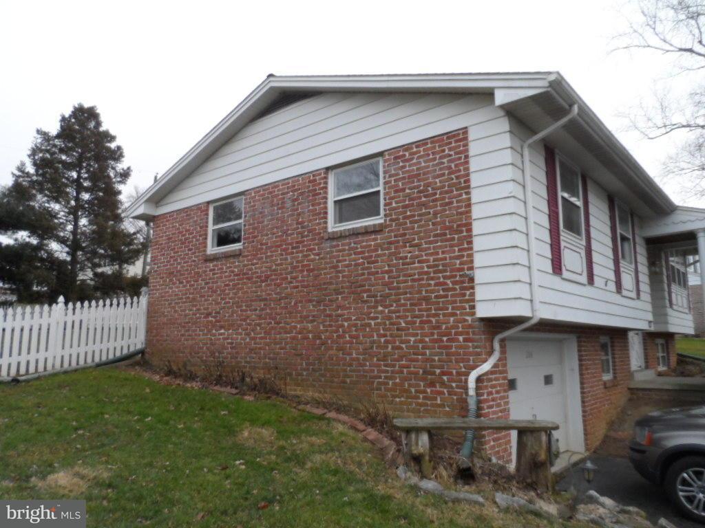 208 Swarthmore Drive Lititz, PA 17543 - Photo 2 of 18 Gallery Image 2