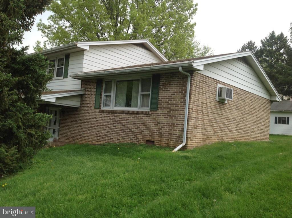208 Swarthmore Drive Lititz, PA 17543 - Photo 3 of 18 Gallery Image 3