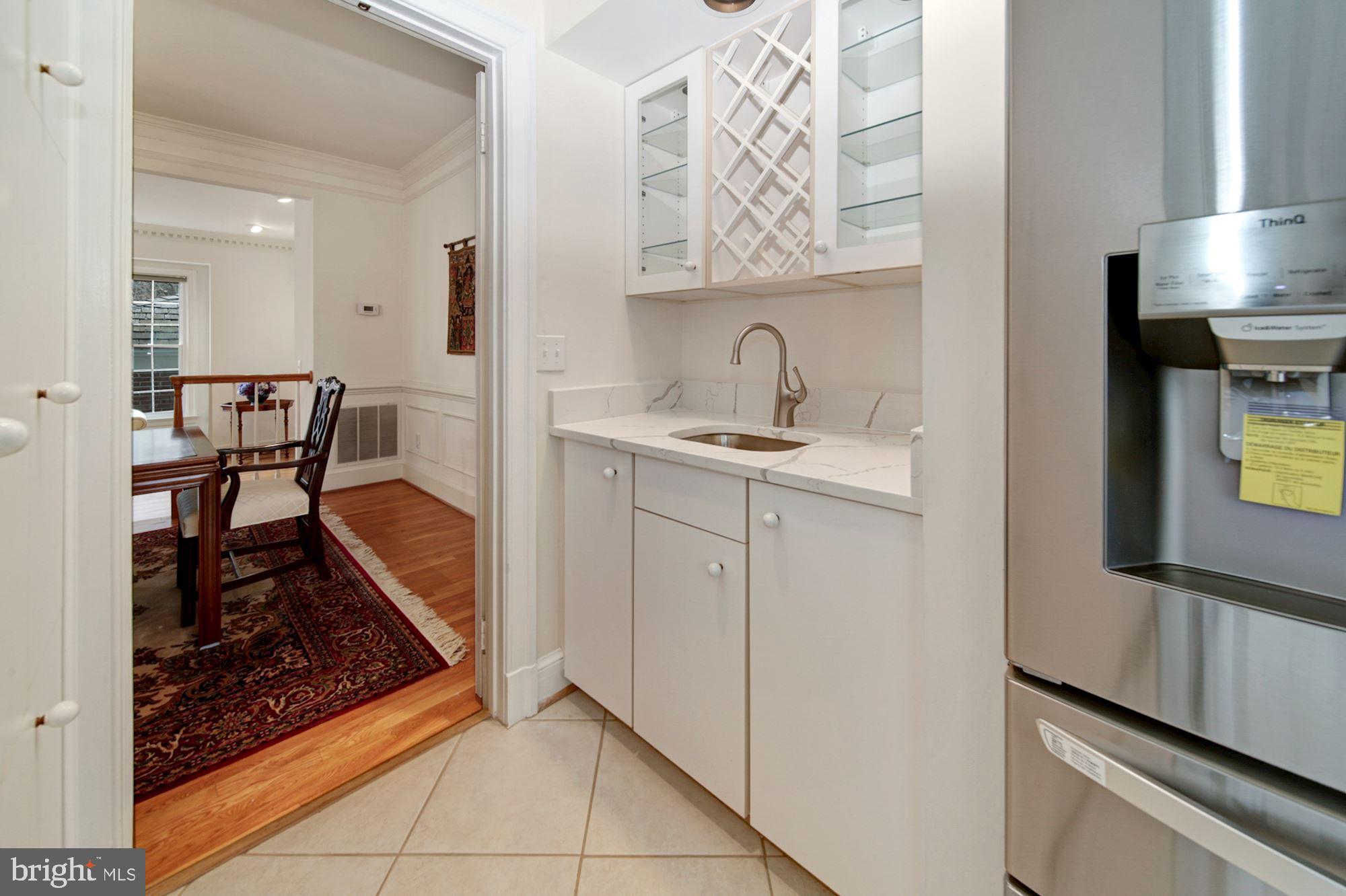 8020 Quarry Ridge Way Bethesda, MD 20817 - Photo 14 of 35 Wet bar next to kitchen