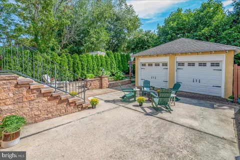 a view of yard with seating space