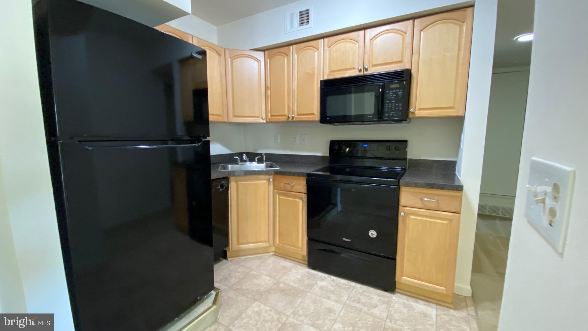 5766 Rexford Court, Unit Q Springfield, VA 22152 - Photo 8 of 29 KITCHEN W/ NEW INSTALLED BLACK STAINLESS APPLIANCE