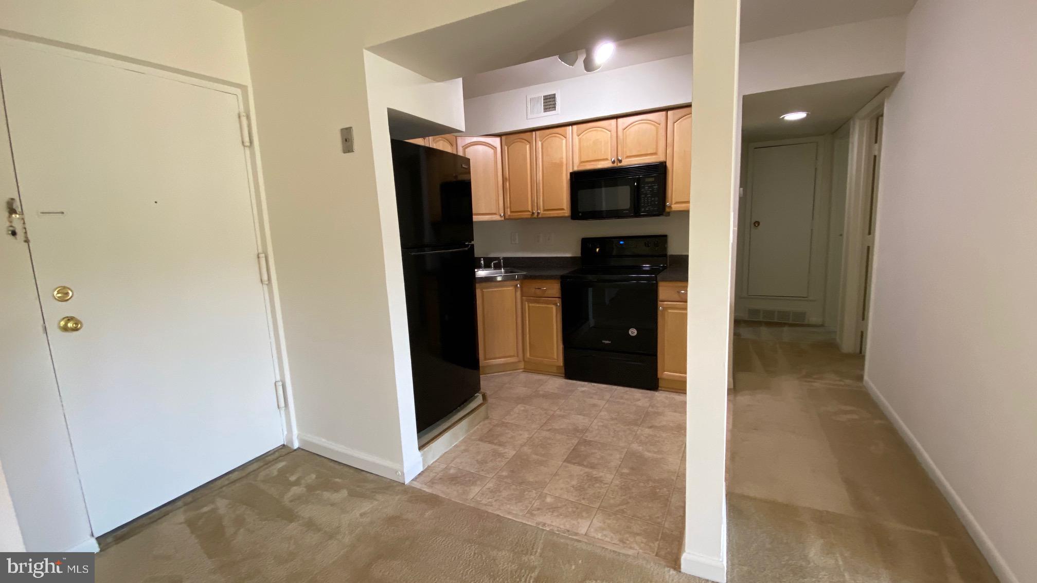 5766 Rexford Court, Unit Q Springfield, VA 22152 - Photo 9 of 29 KITCHEN/HALLWAY