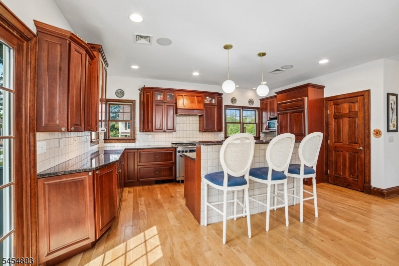 30 Groah Road East Hanover, NJ 07936 - Photo 8 of 32 Gallery Image 8